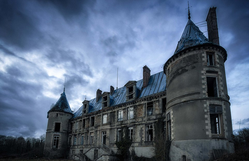位于法国的废弃城堡显得阴气沉沉