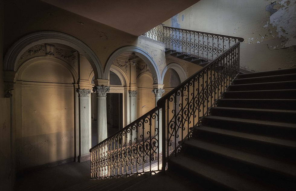漂亮的楼梯是德国废弃别墅的一部分