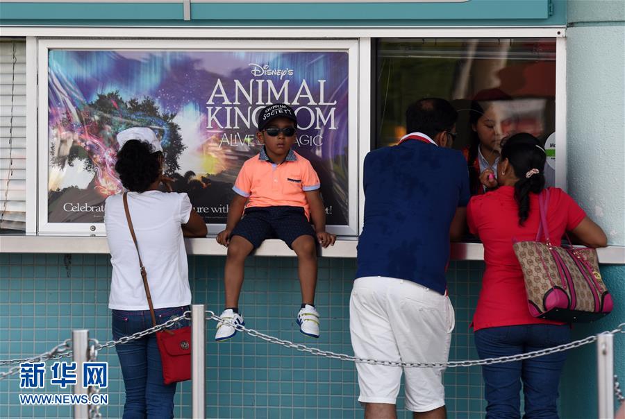 游客在迪士尼乐园门口买票