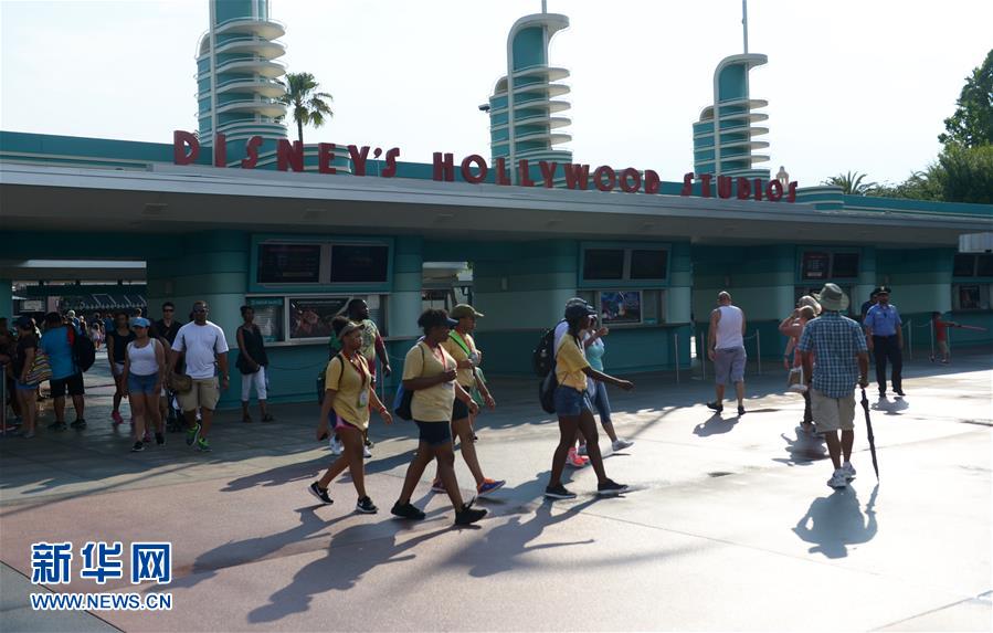 游客离开迪士尼乐园