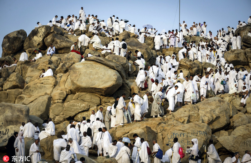穆斯林聚集麦加朝觐 人山人海场面壮观
