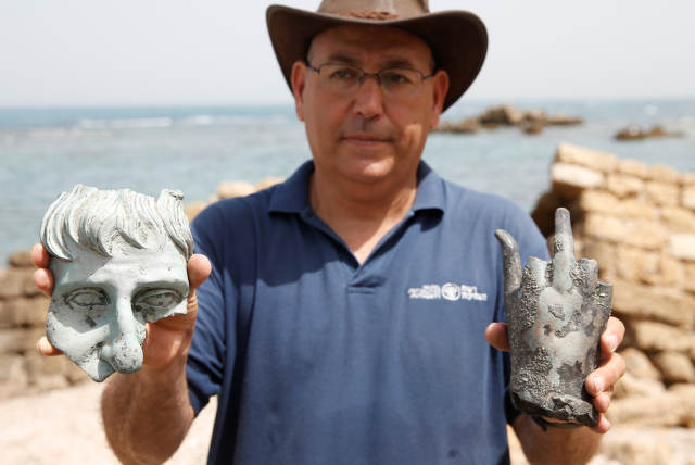 工作人员展示附近海域发现的沉船文物
