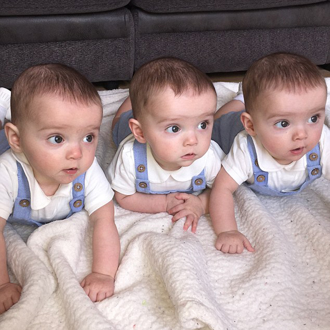 英国一位妈妈晒同卵三胞胎照片