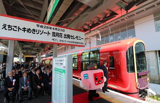 日本首辆玻璃火车亮相 