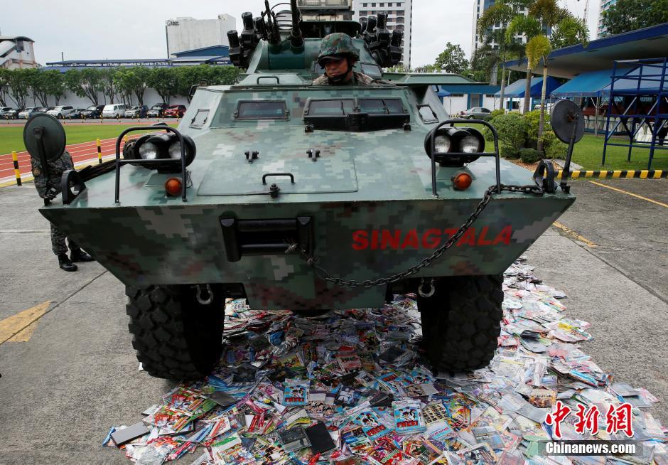 菲律宾警用装甲车碾压假冒商品