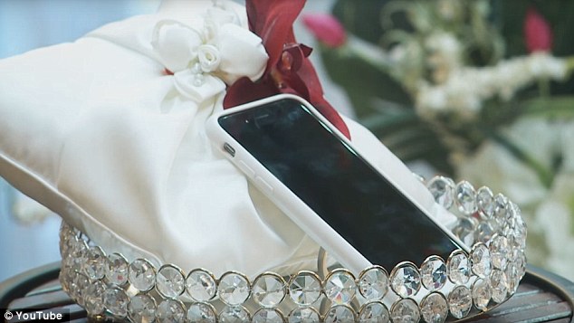 美国男子和自己的手机举办婚礼