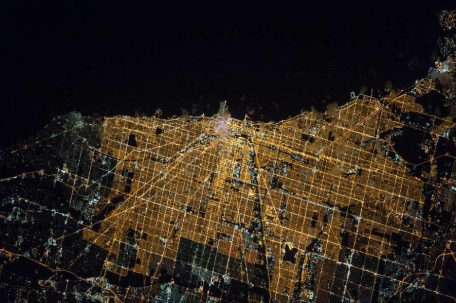 宇航员拍摄地球夜景：路网分明 灯火辉煌