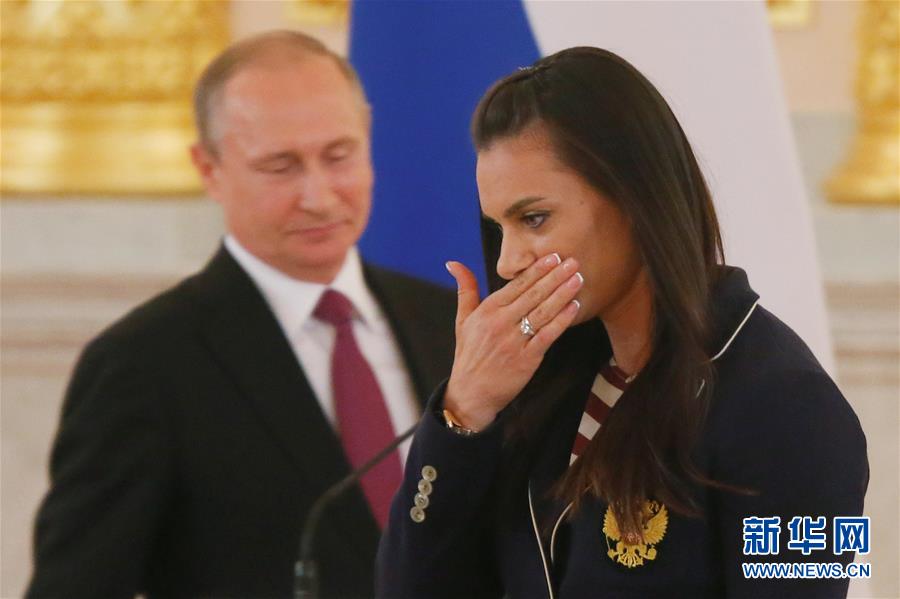 俄罗斯撑杆跳运动员伊辛巴耶娃在接见仪式上致辞