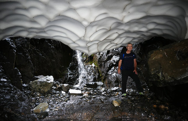英国雪山隧道上演夏日最美雪景 