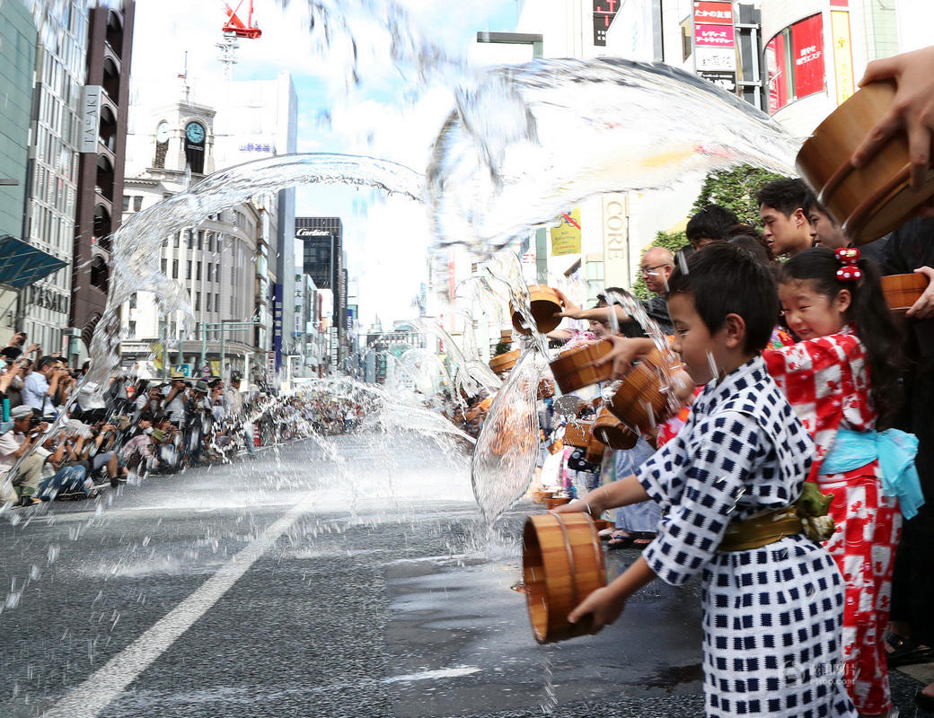 东京市民身着浴衣欢度日本泼水节