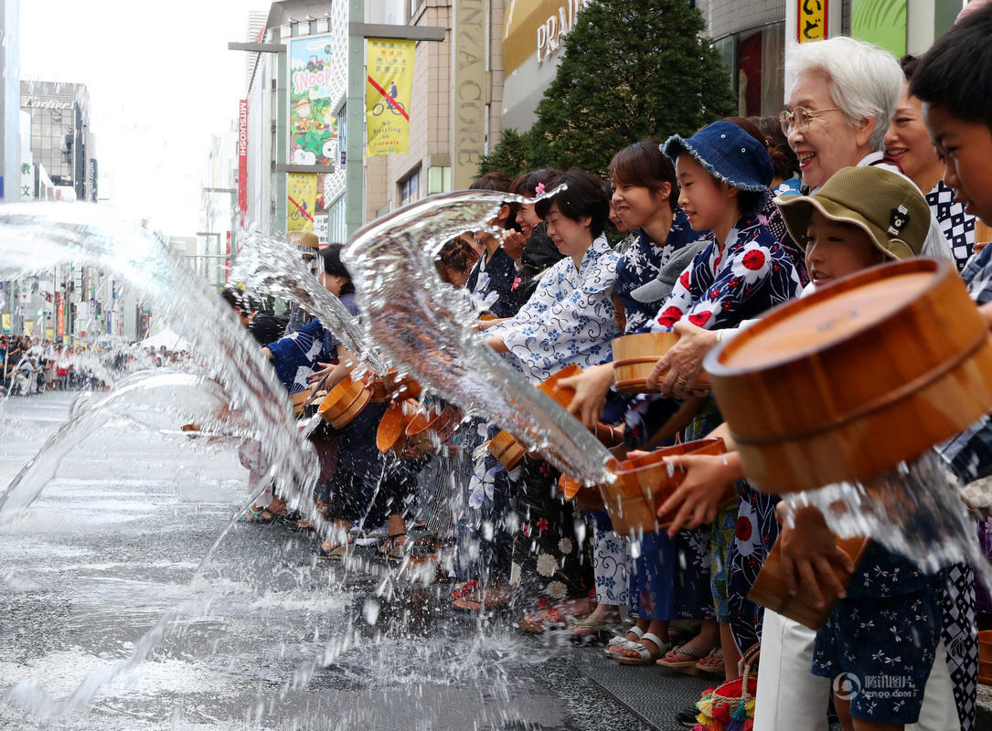 泼水活动现场身着浴衣的东京市民