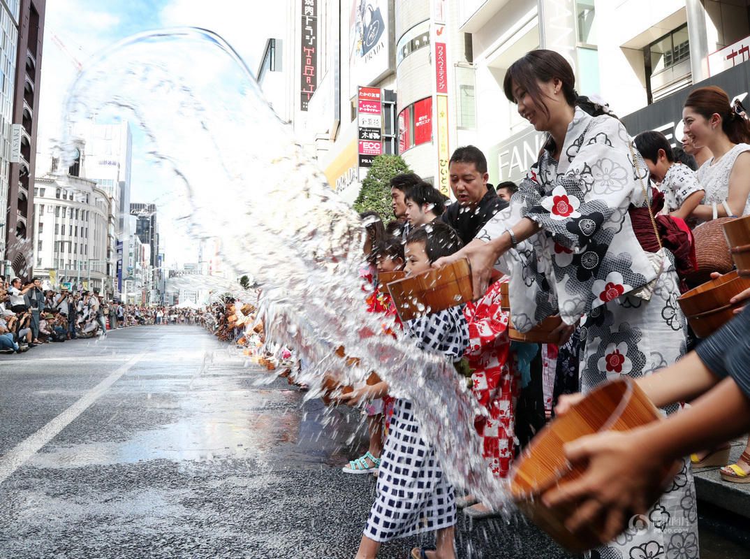 东京市民身着浴衣欢度日本泼水节 