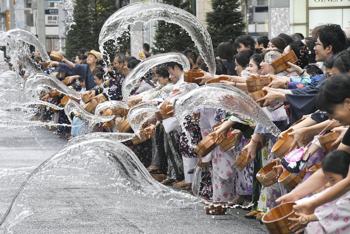 泼水活动现场的东经市民