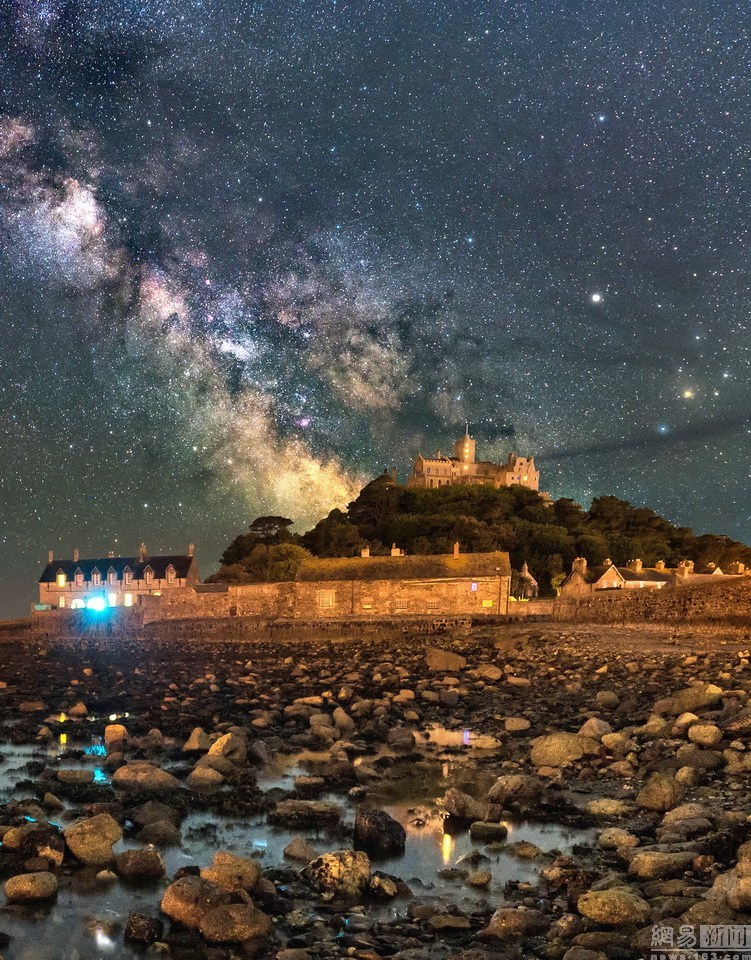 摄影师拍摄绝妙银河与城堡同框风景
