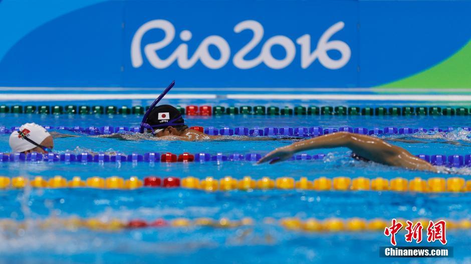 一名日本选手在泳池用“秘密武器”进行训练