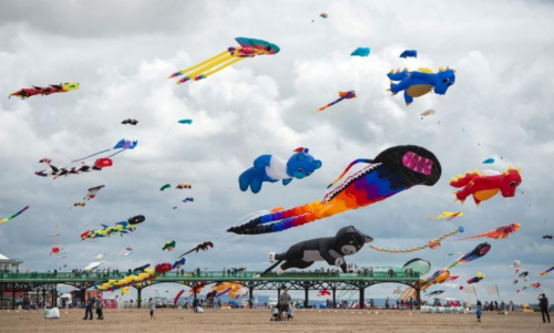 英国莱萨姆圣安纳斯海滩举行第5届风筝节