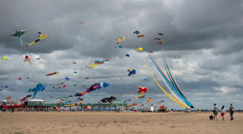 英国沙滩举行风筝节