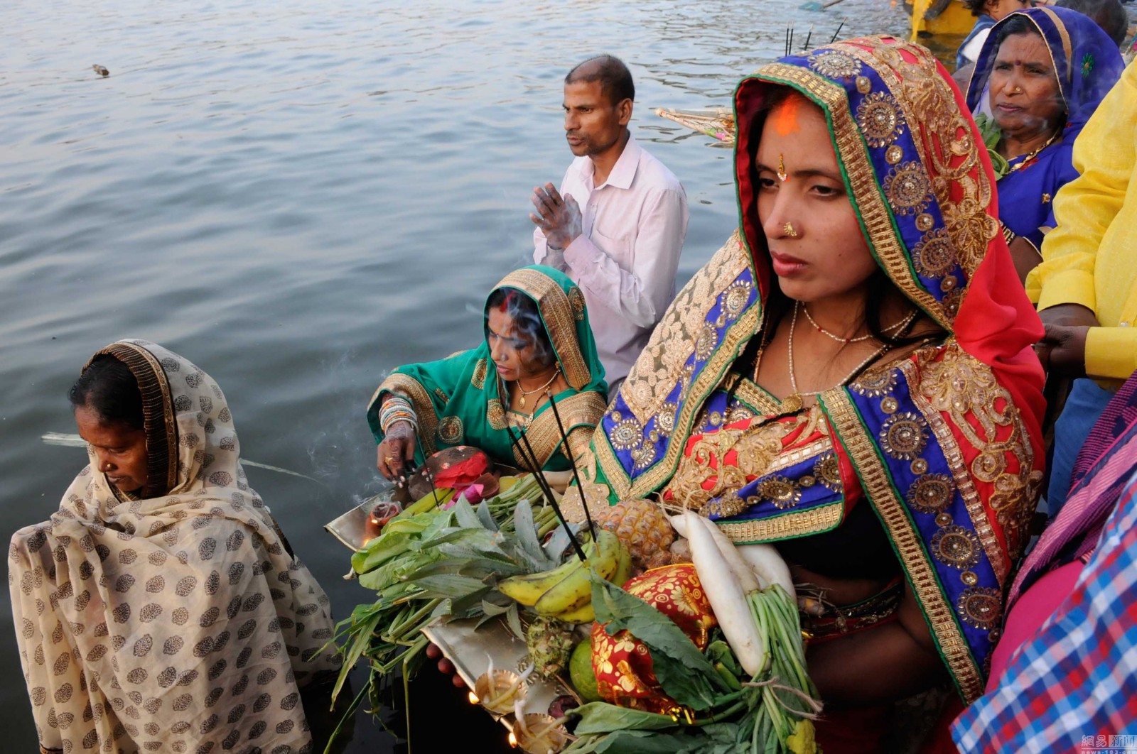 印度民众庆祝宗教节日 河中向太阳神祈祷(图)
