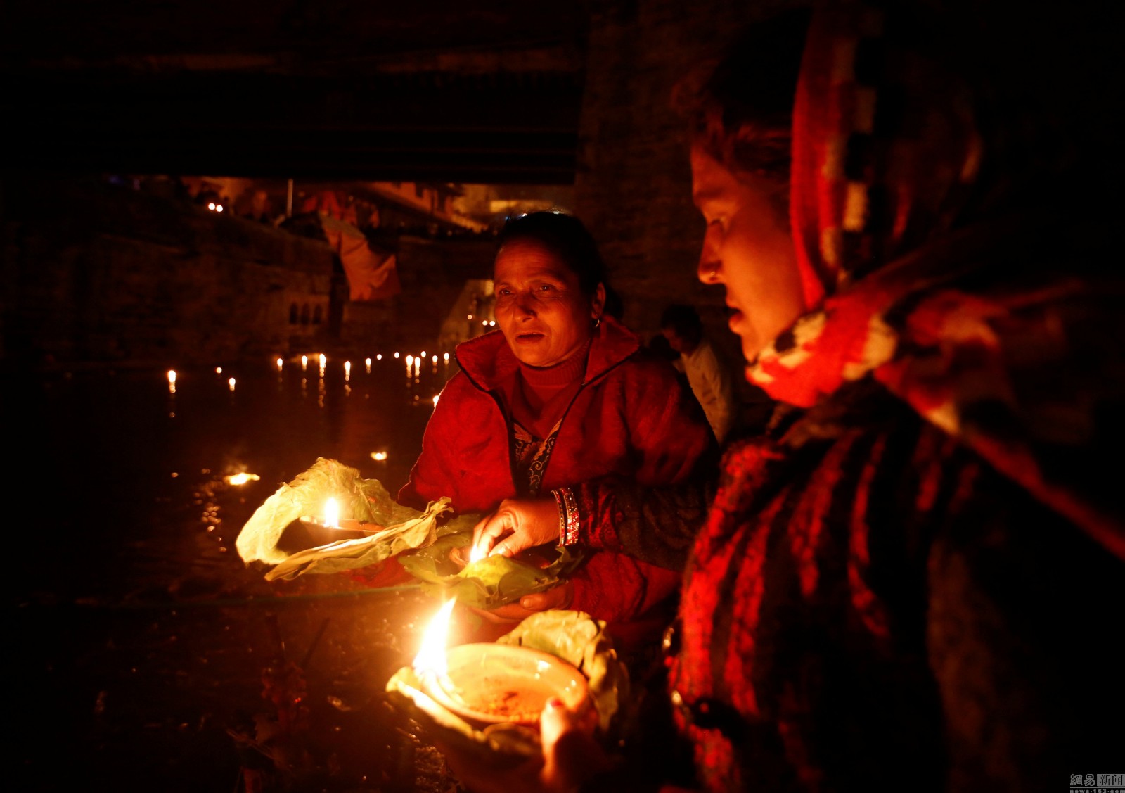 尼泊尔庆传统节日 信徒点亮油灯奠已故亲友